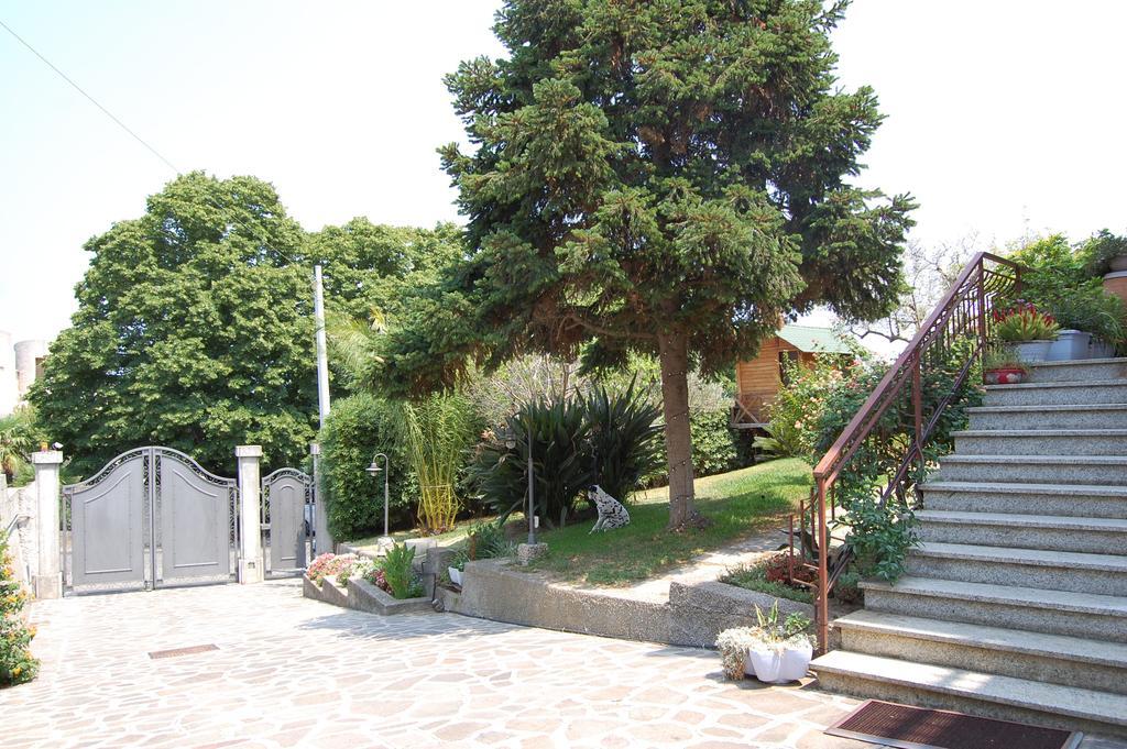 B&B Villa Francesca โซเวราโต มาริน่า ภายนอก รูปภาพ