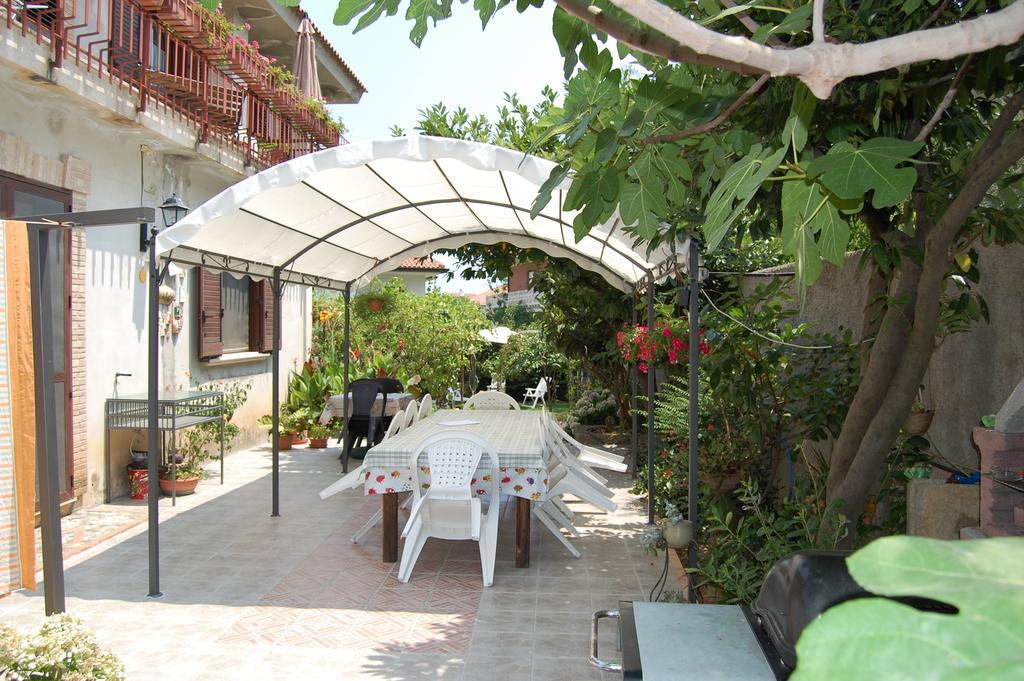 B&B Villa Francesca โซเวราโต มาริน่า ภายนอก รูปภาพ