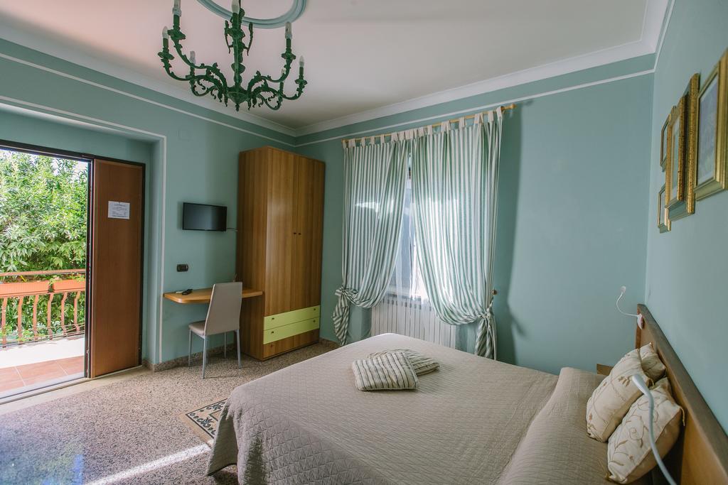 B&B Villa Francesca โซเวราโต มาริน่า ภายนอก รูปภาพ