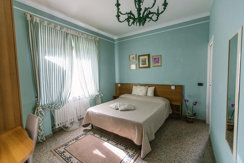 B&B Villa Francesca โซเวราโต มาริน่า ภายนอก รูปภาพ