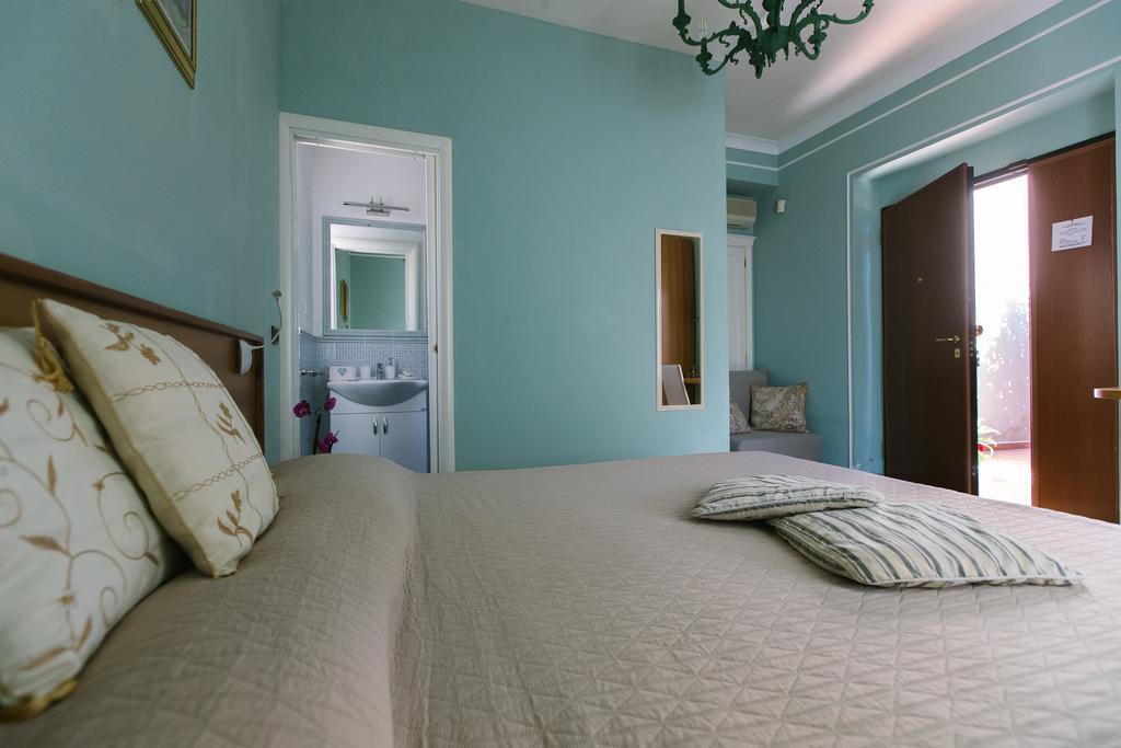 B&B Villa Francesca โซเวราโต มาริน่า ภายนอก รูปภาพ